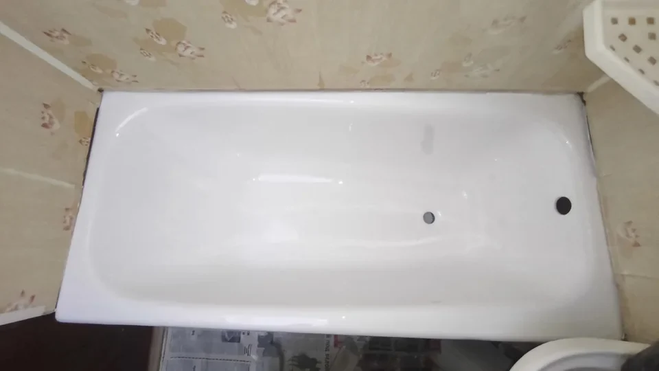Та же ванна после нанесения нового белого покрытия